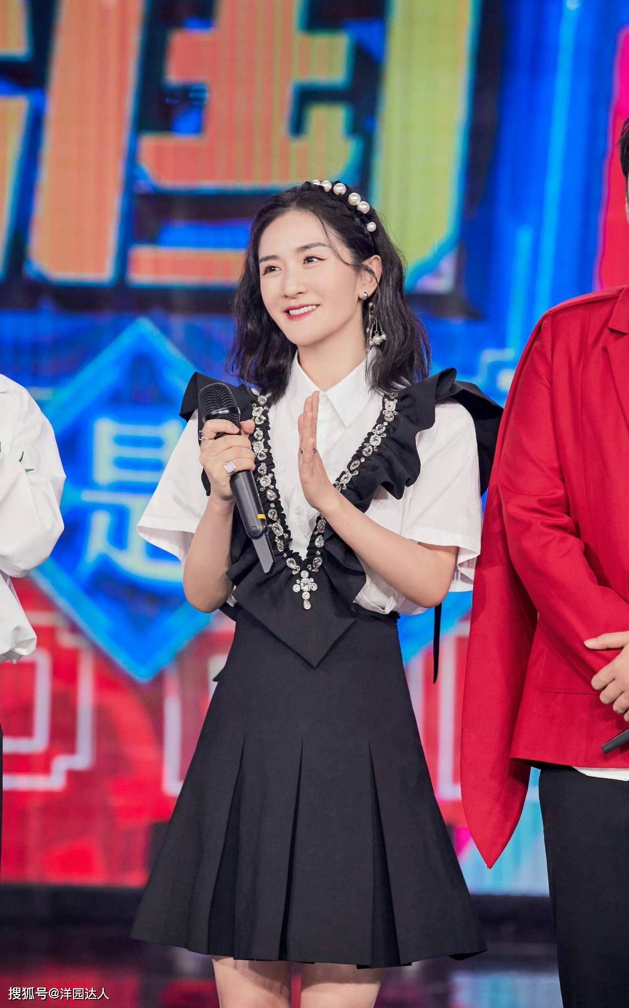 元素 谢娜生娃后更少女了，衬衫搭配背带裙，轻松回到学生时代上热搜