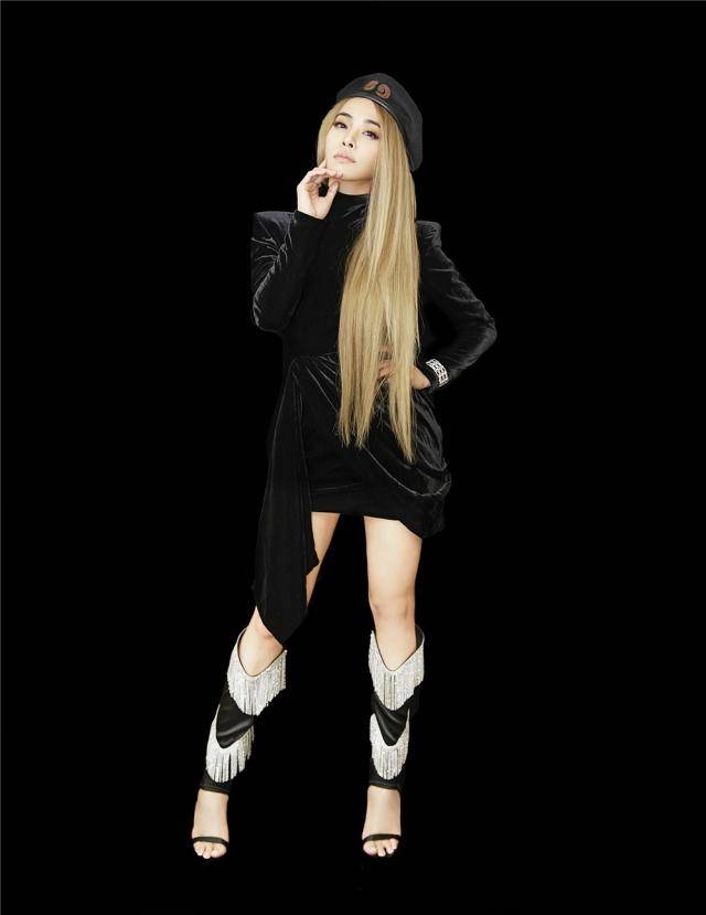 超短裙 强势圈粉蔡依林，穿黑丝绒超短裙满屏高级感，39岁气场超A美到爆