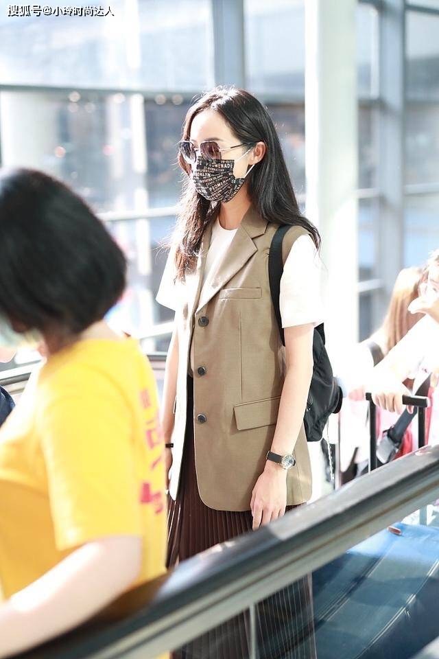 身材 韩雪的西装穿搭简直又美又飒，肩膀还要别个蝴蝶结少女心满满