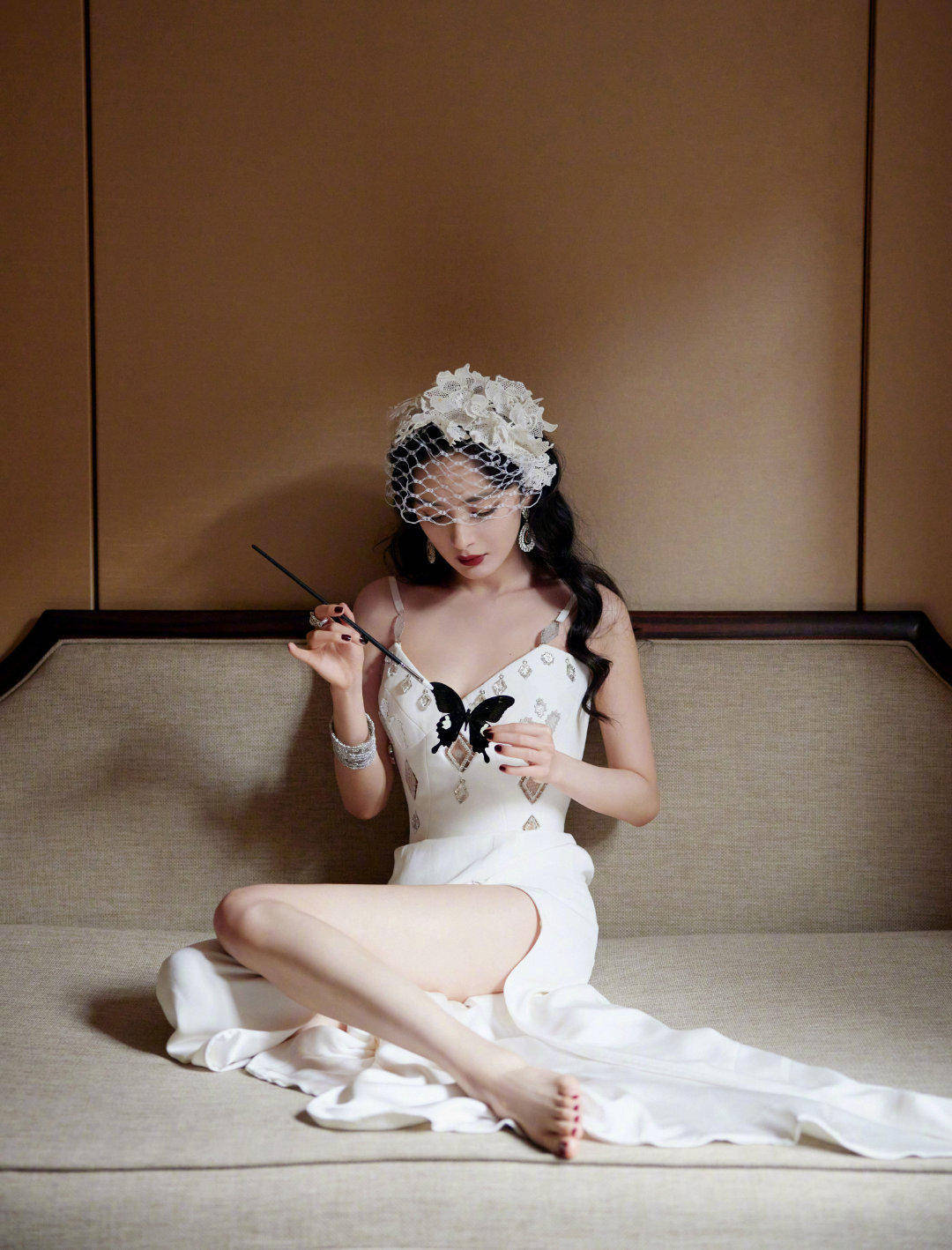 廓形 杨幂这身材也太美了,穿白色高开叉长裙秀美腿,P图都不敢这么P