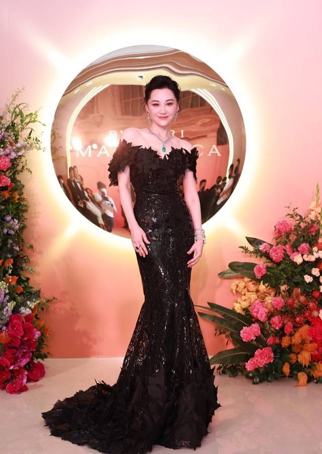 整体 52岁许晴活动生图曝光，颜值和身材真没得说，身穿礼服裙尽显高级