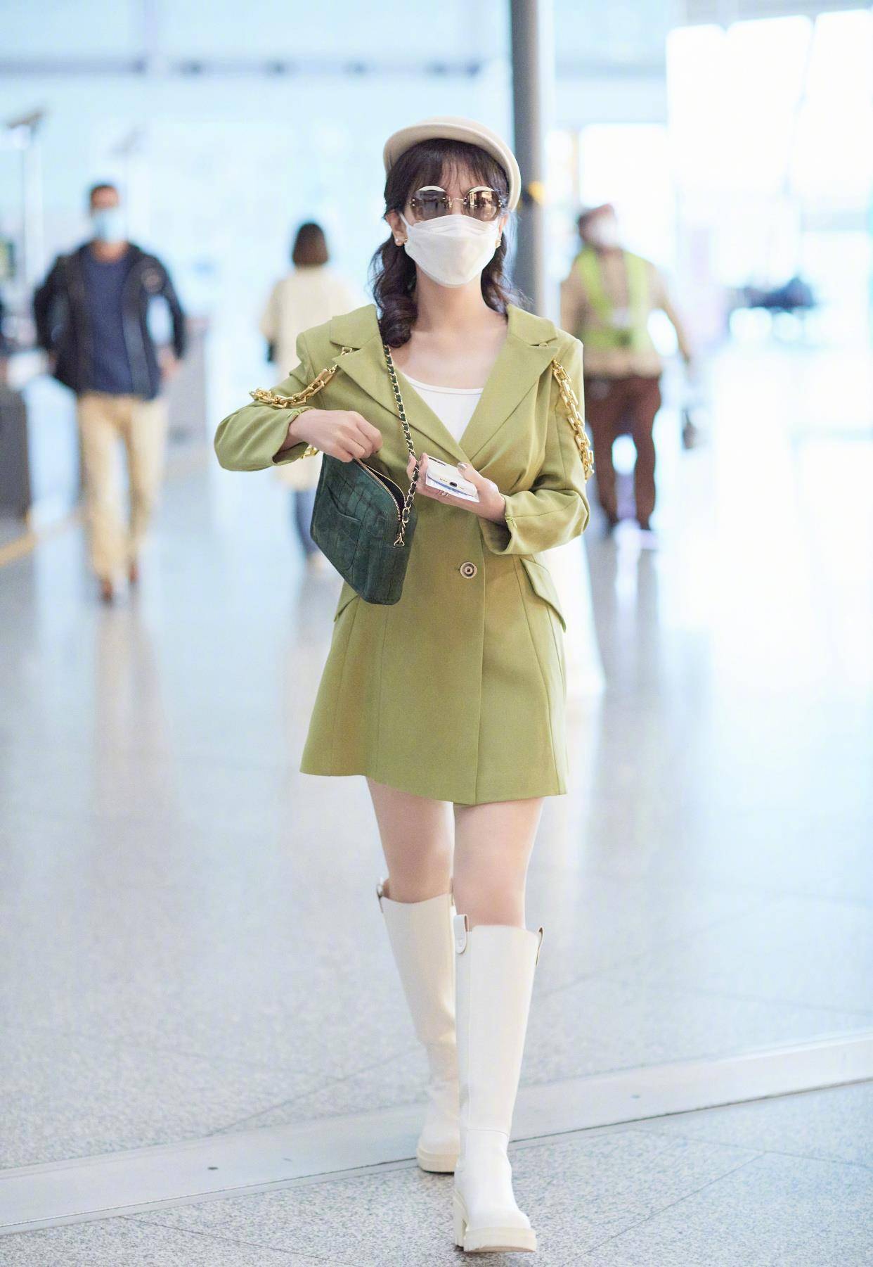 年轻人 67岁赵雅芝要逆天了，时尚穿搭走机场，比年轻人还要酷帅有型