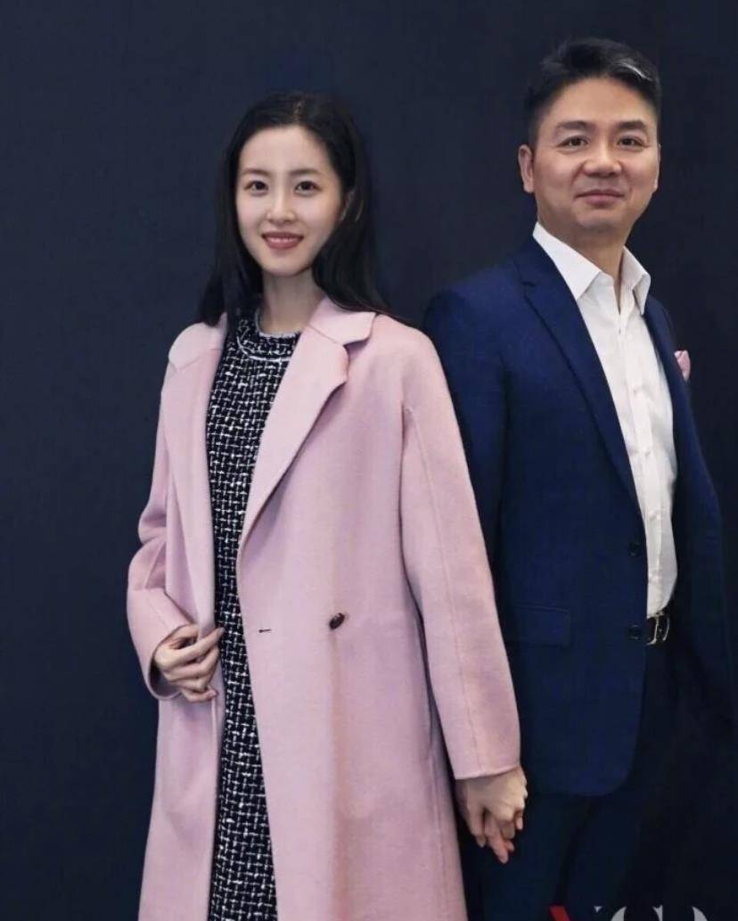 设计 章泽天快30岁了，穿包臀裙+瘦腿靴，清纯优雅还高级