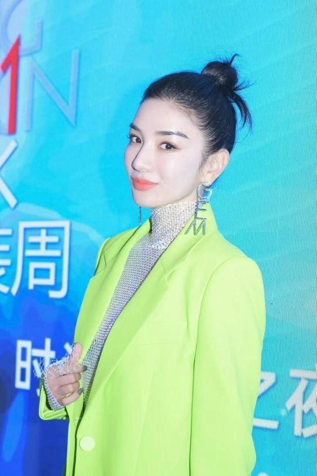 黄奕 黄奕和黄圣依同框，都穿鲜嫩色服饰，可看着更有女强人的气质
