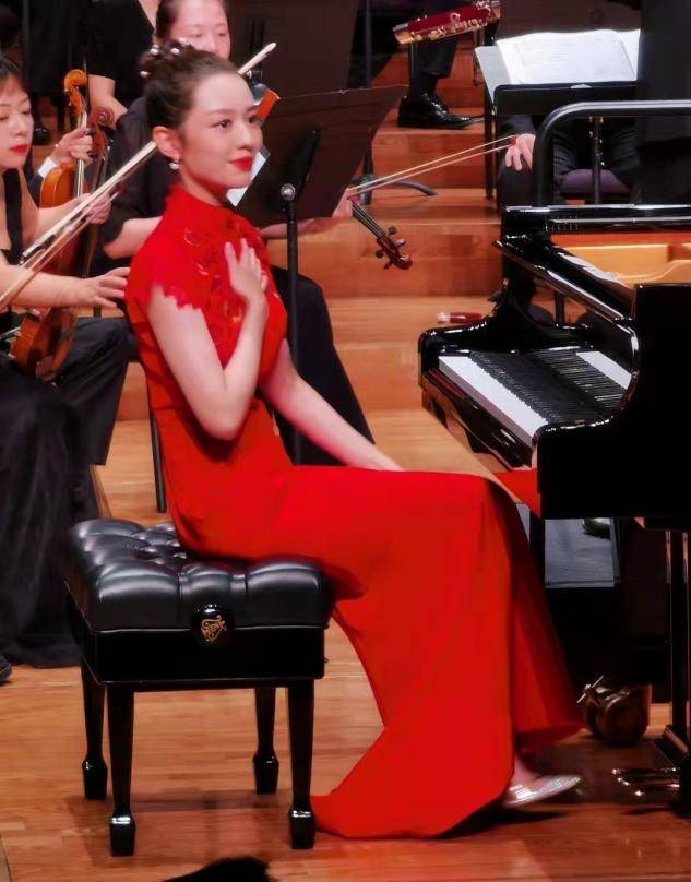 高跟 吉娜走机场也太端着了，一袭薄纱裙和旁人格格不入，隆重过头了