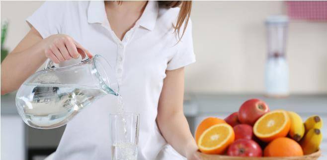 肾脏|喝水多、尿多会伤到肾脏吗?了解多喝水的好处和坏处,应适量喝水