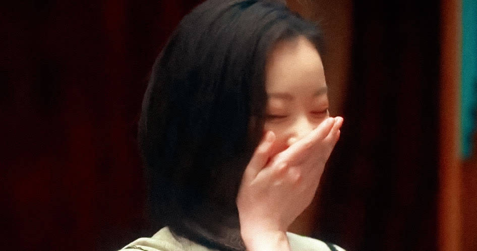 因为|倪妮新片首发预告，搭档邓伦上演“跨时空”爱恋，大街上深情拥吻