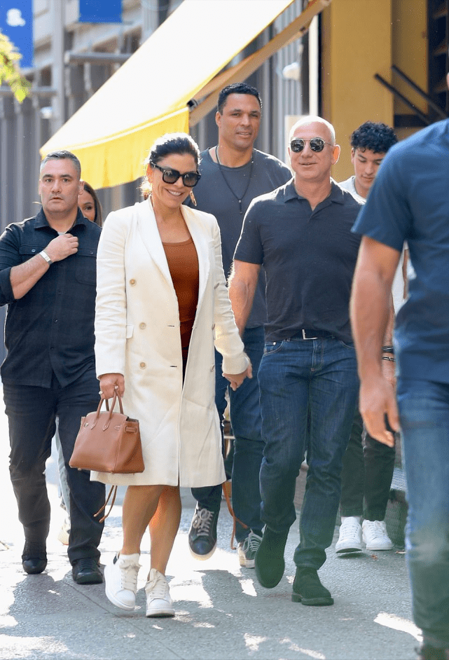 未婚妻 世界首富和未婚妻街头热吻好浪漫！51岁女友穿迷你裙显嫩，太甜啦