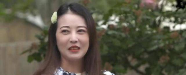 显得周海媚真实出镜，脸发福难掩容颜衰老，但比很多老人都年轻漂亮！