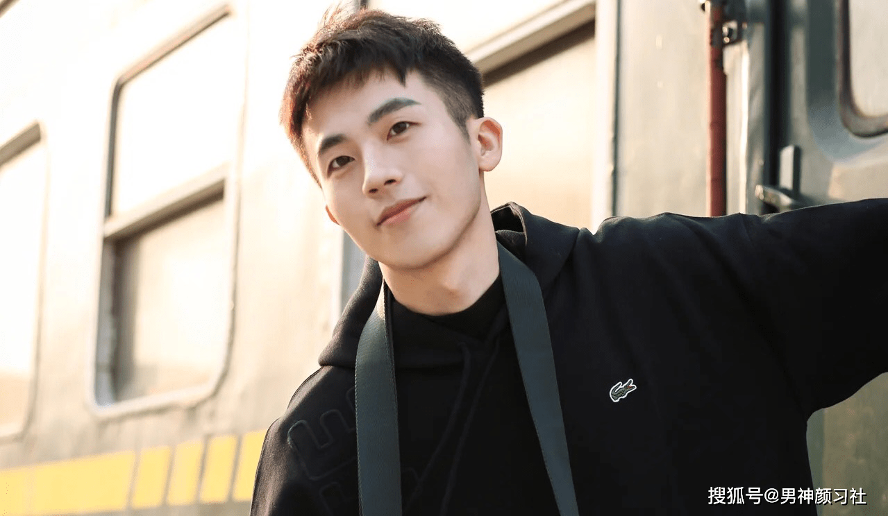 进行 大地色，现代成熟男士的主场色，约会首选搭配