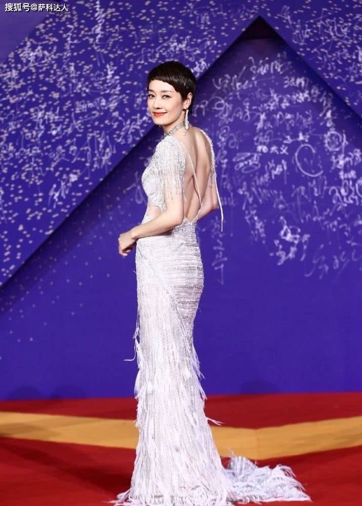 马伊琍 马伊琍的“贴头短发”太美了！穿一身流苏露背礼服裙又美又飒