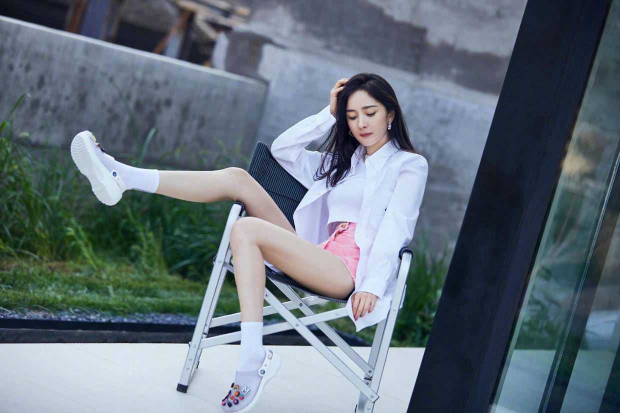 廓形 杨幂这身材也太美了,穿白色高开叉长裙秀美腿,P图都不敢这么P