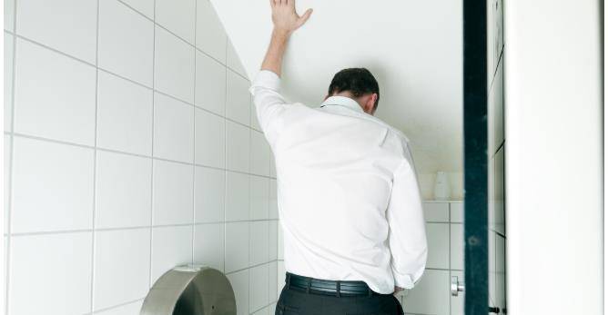 肾脏|喝水多、尿多会伤到肾脏吗？了解多喝水的好处和坏处，应适量喝水