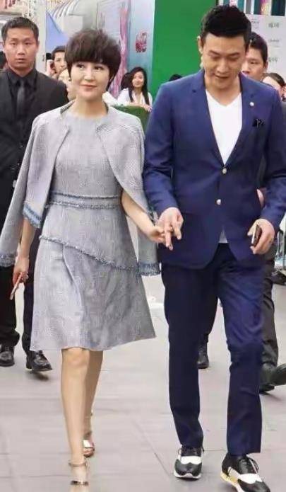 鲍蕾 陆毅夫妻同框亮相，鲍蕾穿小黑裙配老公的黑西装，大秀恩爱好甜蜜