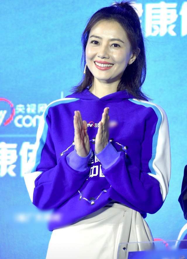 眼袋42岁高圆圆生图状态不佳，肤色暗沉皱纹深，穿运动服学生气质足