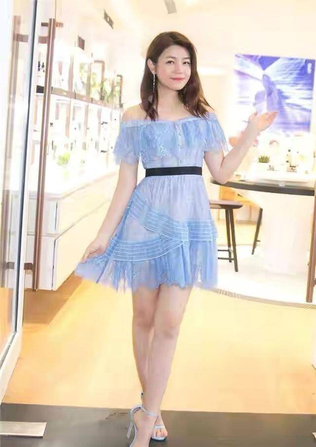 鲍蕾 陆毅夫妻同框亮相，鲍蕾穿小黑裙配老公的黑西装，大秀恩爱好甜蜜