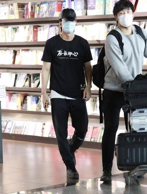 驼色 言承旭帅出新高度，T恤配运动裤清爽又得体，衣品一点也不普通