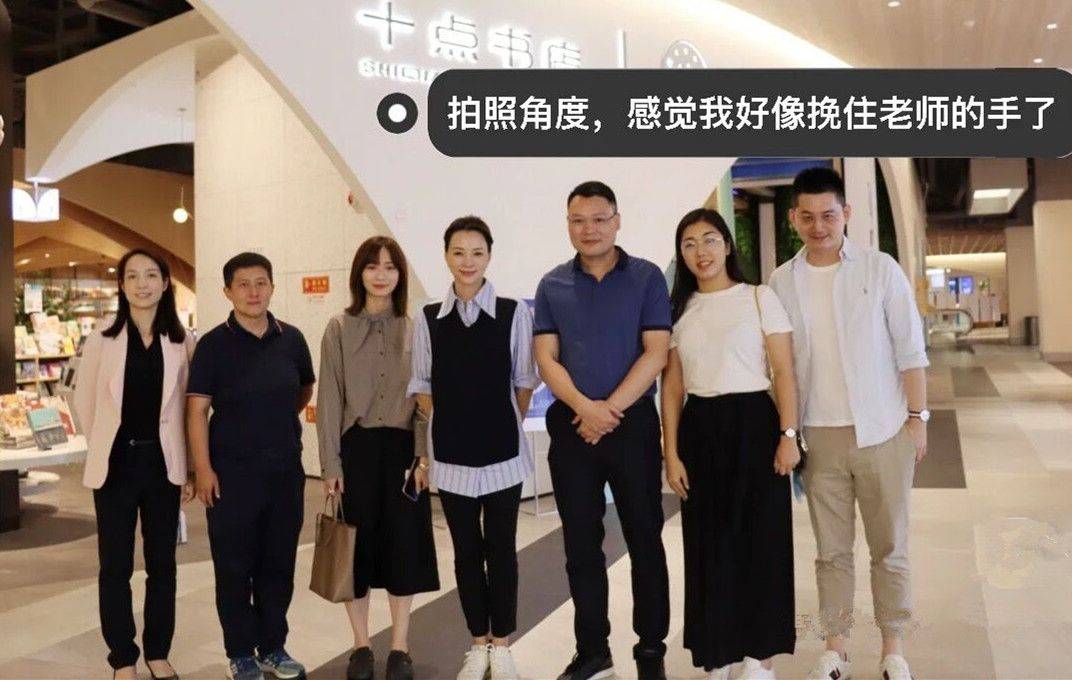 盛典 在时尚盛典拍到董卿，穿开叉裙稳坐中心位，连模糊照都这么优雅！