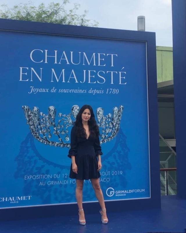 耳坠 37岁宋慧乔再度高调，穿“开胃裙”大秀事业线，但腿上细节太显龄