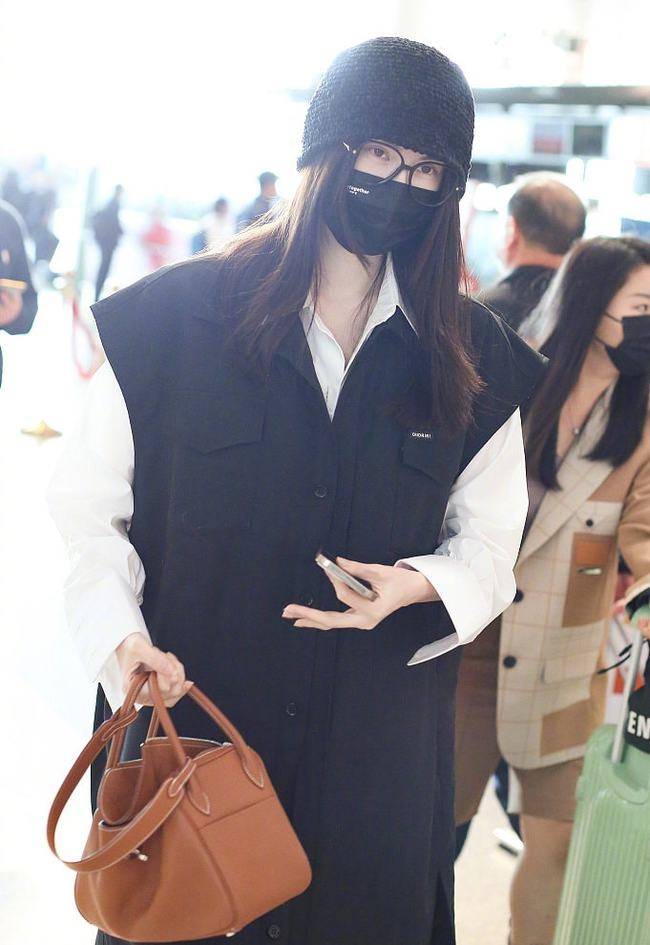 麻袋 超模何穗走机场超有范,身穿黑色长衫像披“麻袋”,果然有颜任性内搭打底衫西