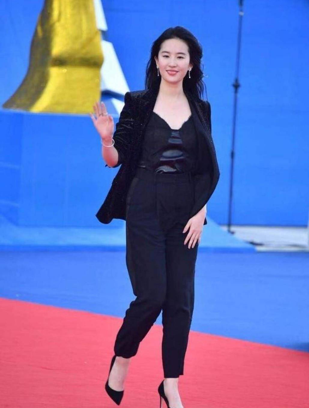黑色 刘亦菲化身职场女强人，穿白色衬衫配阔腿裤，打造霸道总裁范