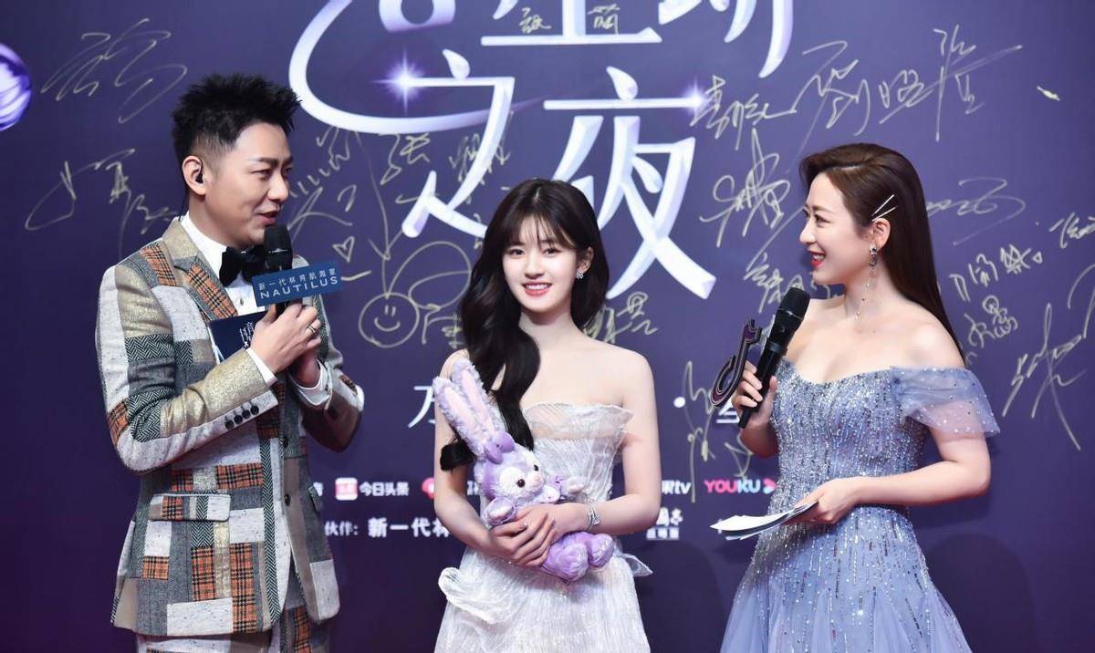 设计 赵露思太厉害了，穿上温柔的纱裙，溜肩秒变“直角肩”