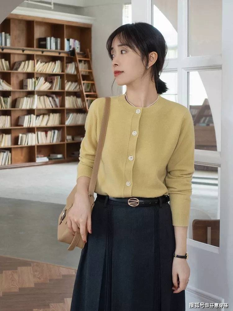 身材 圆领的羊毛开衫，是简单大方的基本款样式，搭配裤子裙子都好看