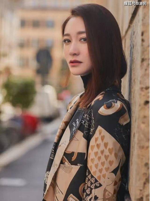 魅力 李小冉魅力依旧，穿印花西装搭配高筒靴子，真的美呆了