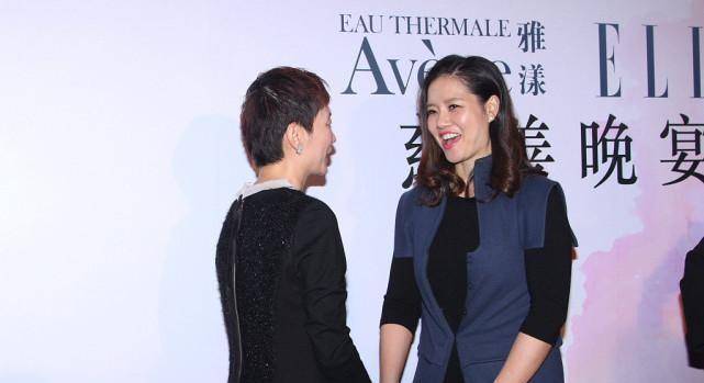 设计 李娜有女强人的气场,穿宽大西装套装不邋遢,骨子里的干练藏不住