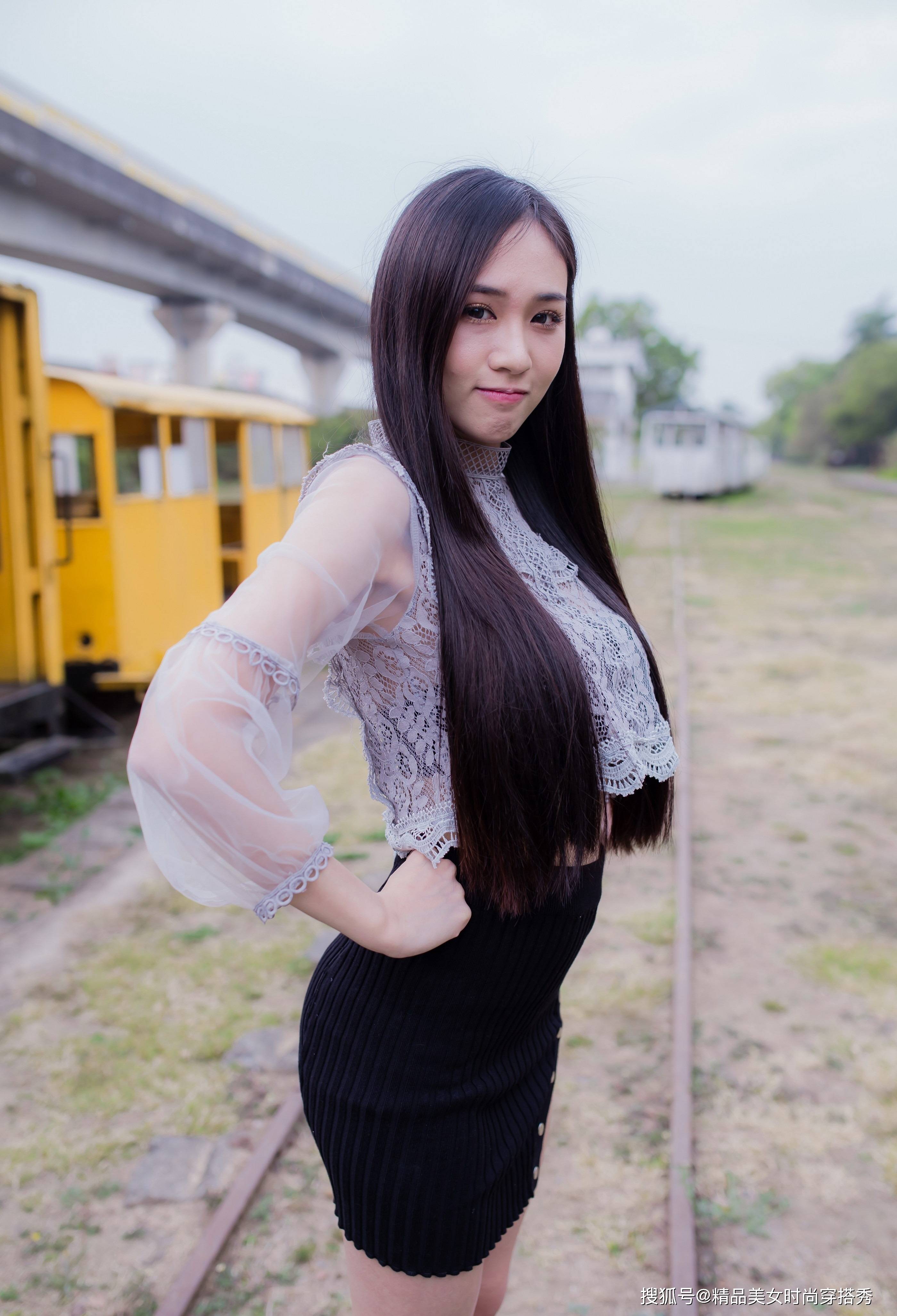 黑色 街拍：浅灰色的钩花蕾丝上衣，彰显着低调的华丽感