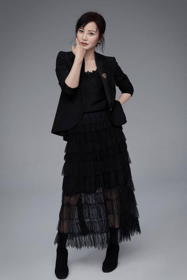 大气 陶红真是个有品位的女人!身穿白色蓬蓬裙雍容华丽,女人味十足