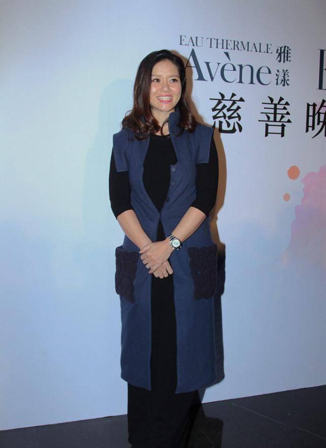 设计 李娜有女强人的气场,穿宽大西装套装不邋遢,骨子里的干练藏不住