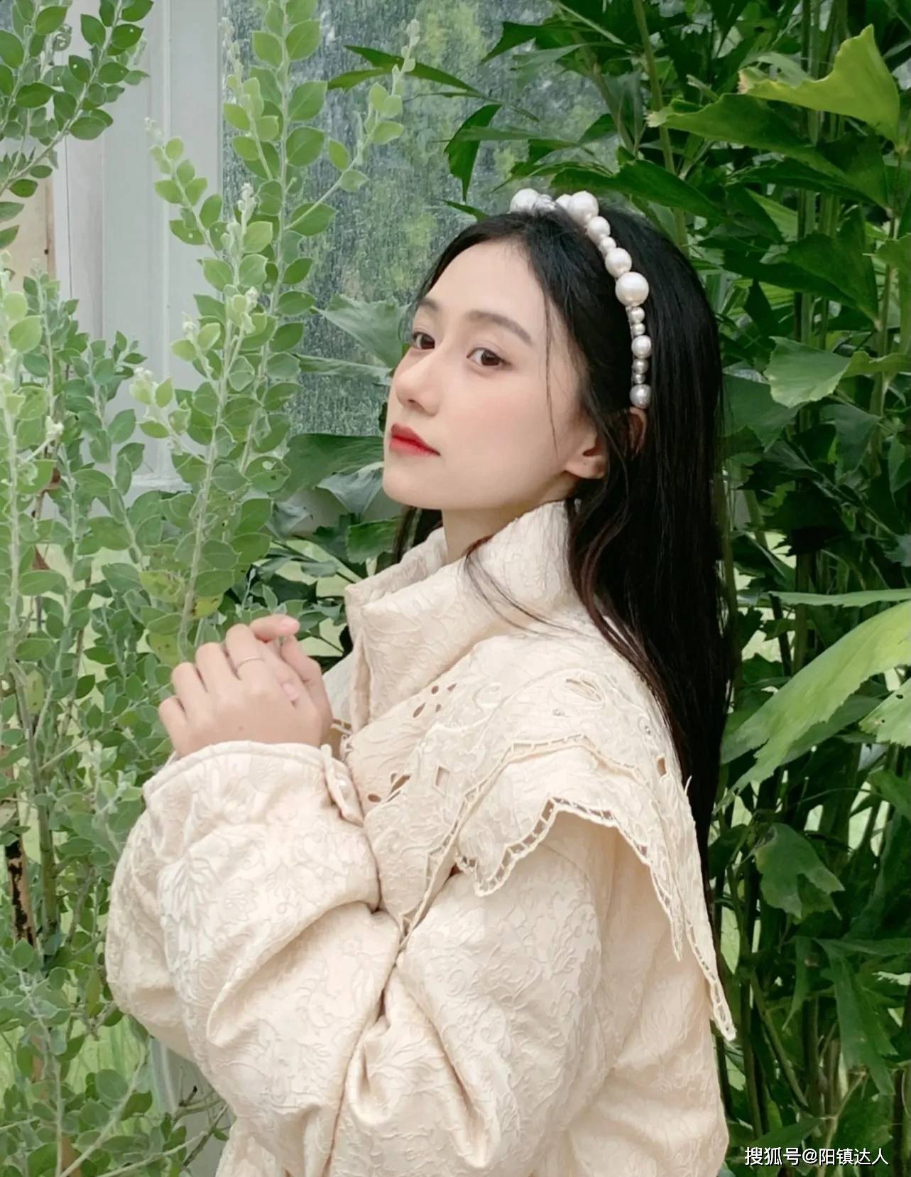 感觉 浪漫唯美的羽绒服，穿上太淑女了~上面有很细致立体的蕾丝花纹