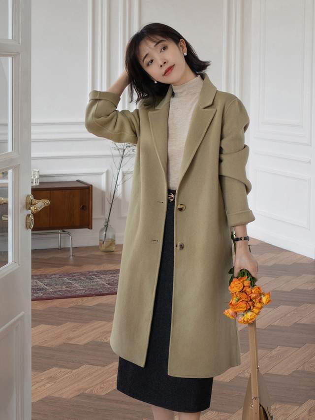 显得 秋季,奔四奔四的女人怎么穿风衣?搭配衬衫和牛仔裤,减龄又洋气