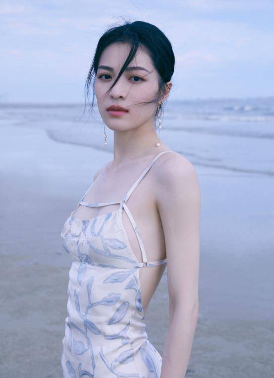 吊带 钟楚曦的身材堪比超模，“奶油肌”让人羡慕，拍照时也挺会凹造型