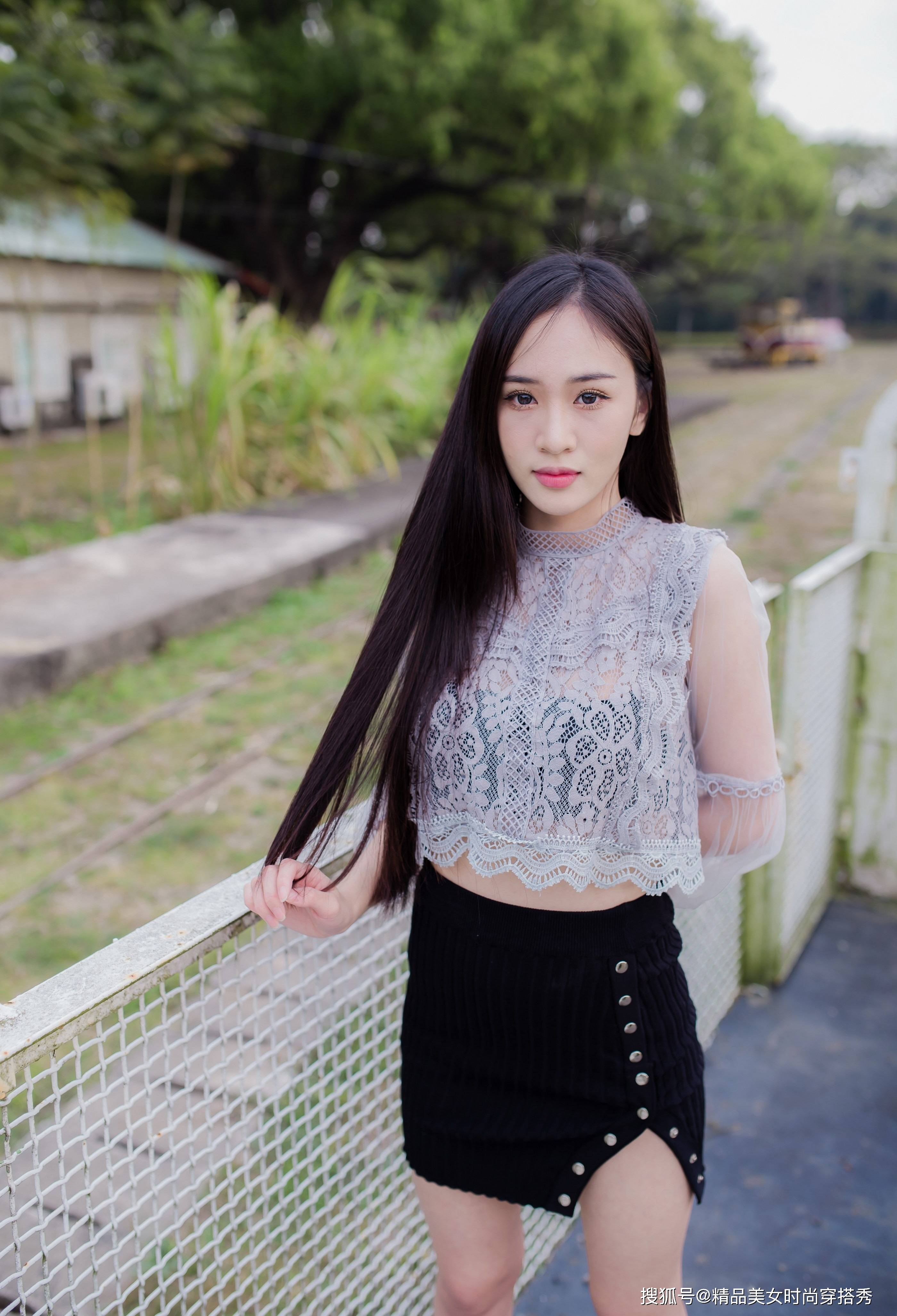 黑色 街拍：浅灰色的钩花蕾丝上衣，彰显着低调的华丽感