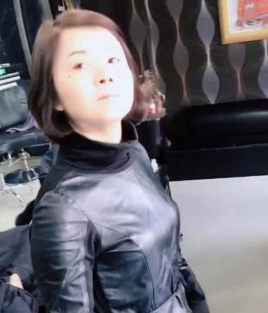 发型大妈去理发店剪头发，解开围裙的那一刻，网友：你是真的皮啊
