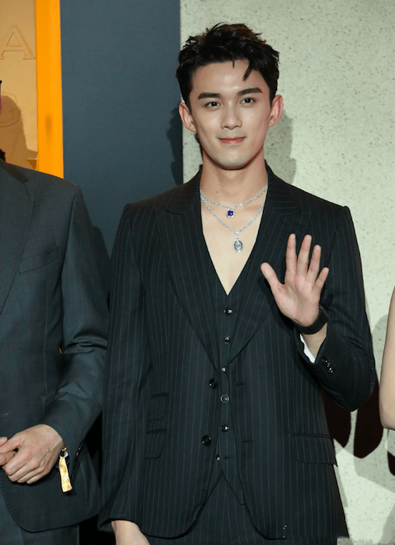 好身材 杨洋晒出新造型，西服搭配深V马甲，秀出荷尔蒙的味道，真时尚