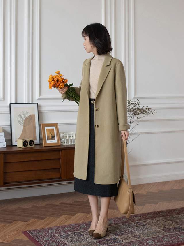 显得 秋季,奔四奔四的女人怎么穿风衣?搭配衬衫和牛仔裤,减龄又洋气