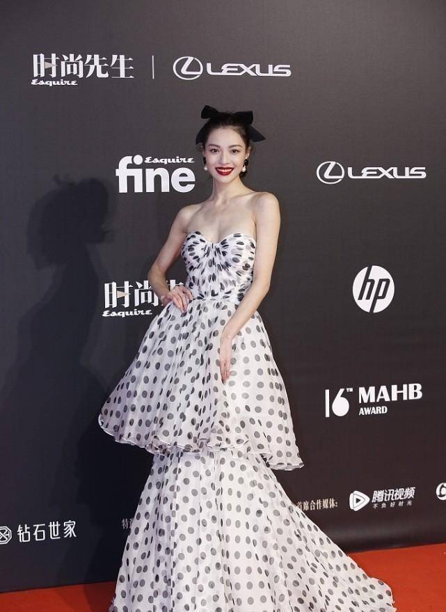 整体 钟楚曦太适合穿薄裙了，骨感身材线条明显，高级美的气质藏不住