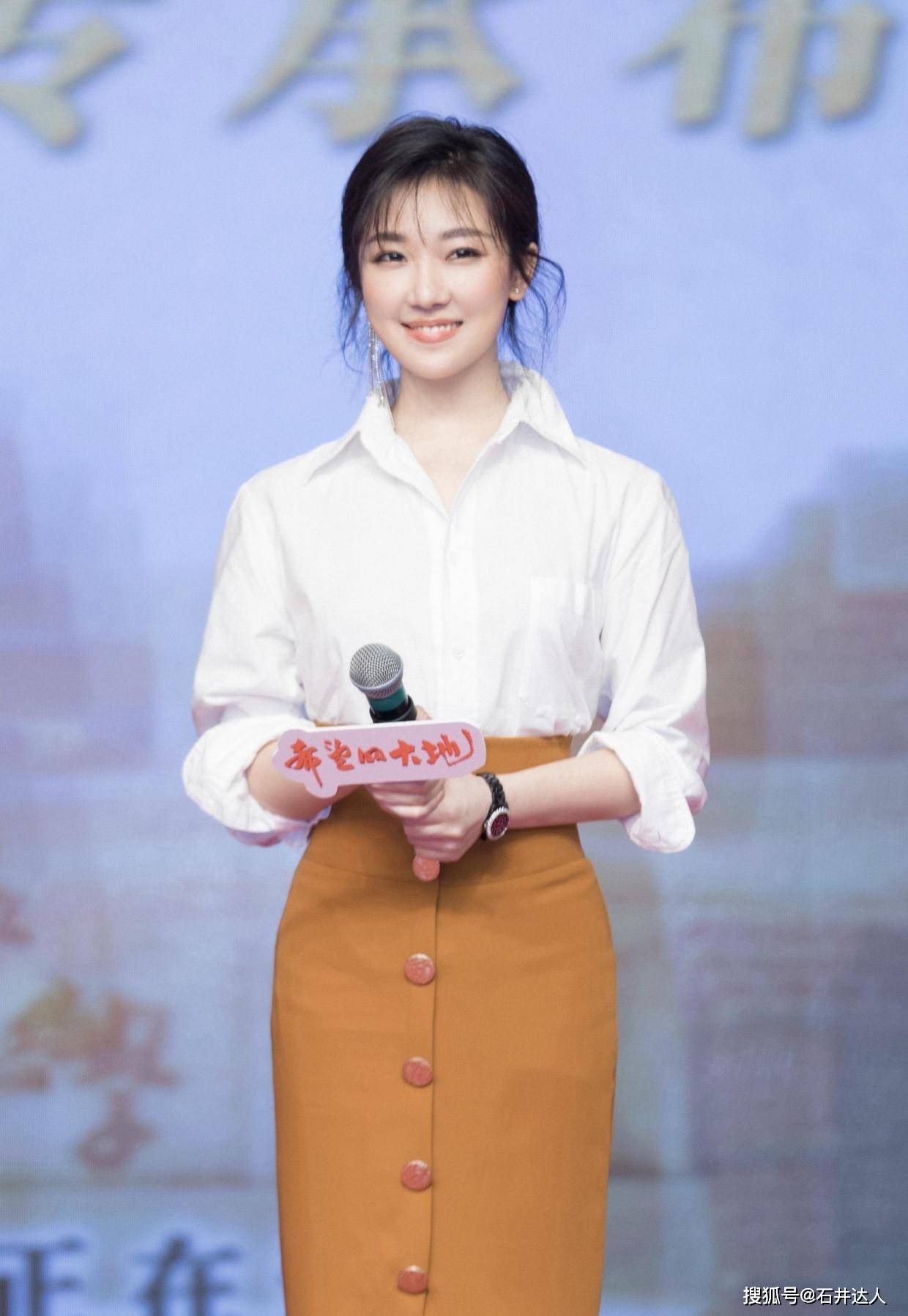 廓形 简约又很高级越是基础款的单品,对穿搭者的气质就会越挑剔