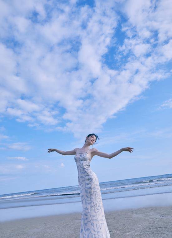 吊带 钟楚曦的身材堪比超模，“奶油肌”让人羡慕，拍照时也挺会凹造型