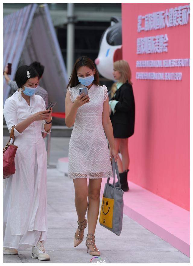 设计 白色波点旗袍,气质满满。很时髦