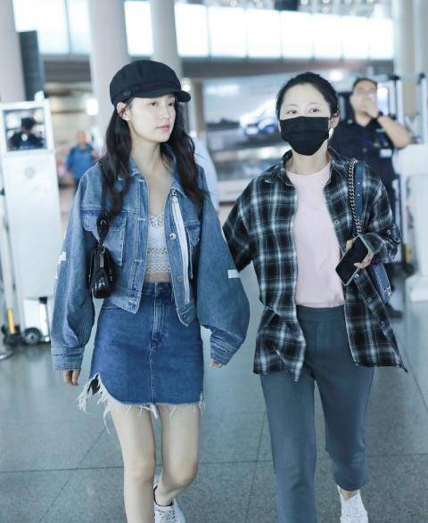 短裙 李沁长相不差身材也好,穿“二分裤”秀比例,配双长袜也不显腿短