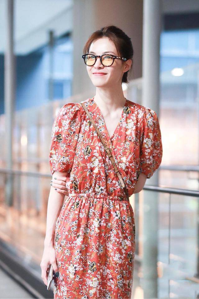 钟楚曦 钟楚曦一改往日御姐形象,穿西柚红印花裙清新甜美,尽显娇美温柔