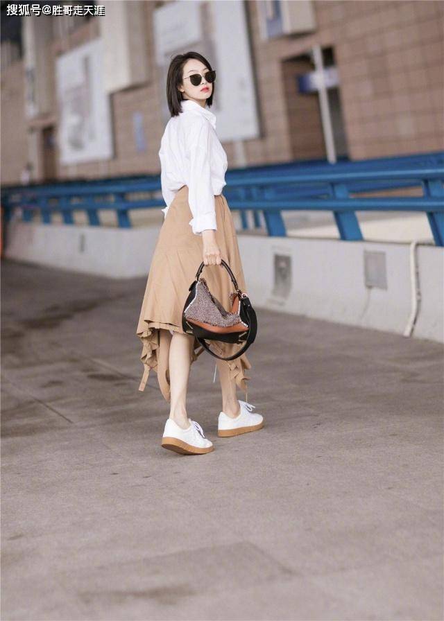 样式 32岁宋茜终于换风格，穿衬衣+半身长裙气质出尘，美得出众又高级