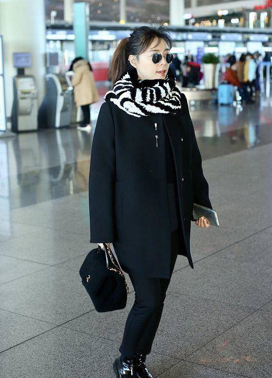 黑色 张静初穿得跟“刚进城”似的，但气质却很高级，混搭的造型也很美