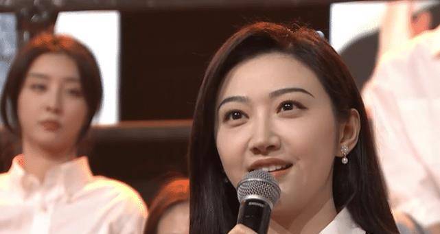 下巴|景甜录节目怼脸镜头曝光，生图脸型胖乎乎没下巴，差距有点大