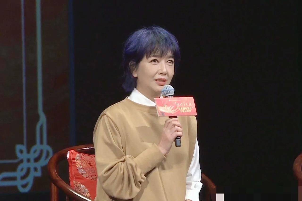 卫衣 54岁江珊挺会赶时髦，穿卫衣只留一边袖子，头发还染成紫色真洋气