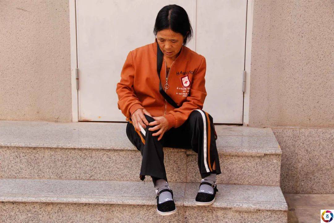 病痛|少年被病痛折磨17年，残疾妈妈将他背出大山，想让他做个普通人